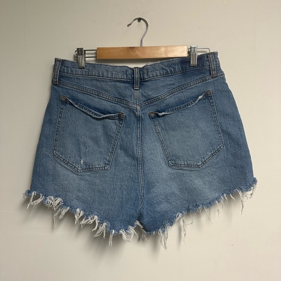 Abercrombie & Fitch Curve Love 90’s Relaxed Cutoff Shorts in High Rise - 32 - Picture 2 of 4